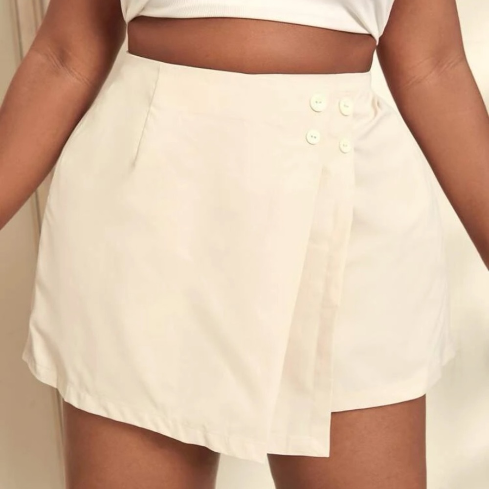 1XL cream skort with front button detail